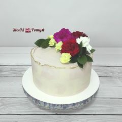 delikatny tort z kwiatami.jpg
